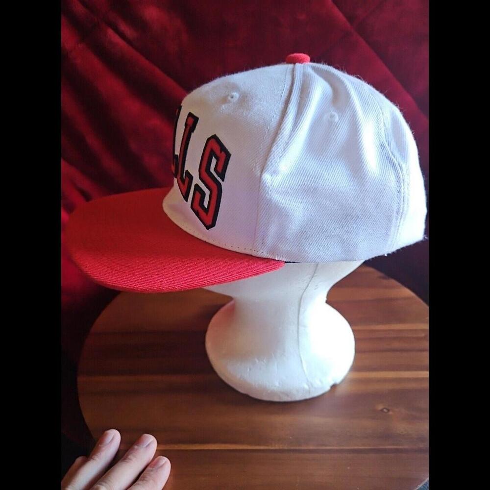 Mitchell & Ness Core Basic Chicago Bulls Wht/Red Snapback OSFA - Picture 3 of 7